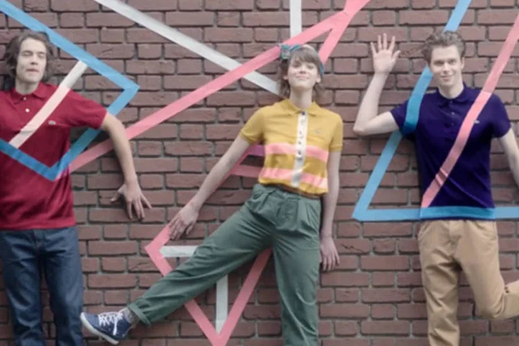Cena do vídeo onde a Lacoste imagina as camisas polos do futuro: consumidores também poderão dar seus palpites (Reprodução)