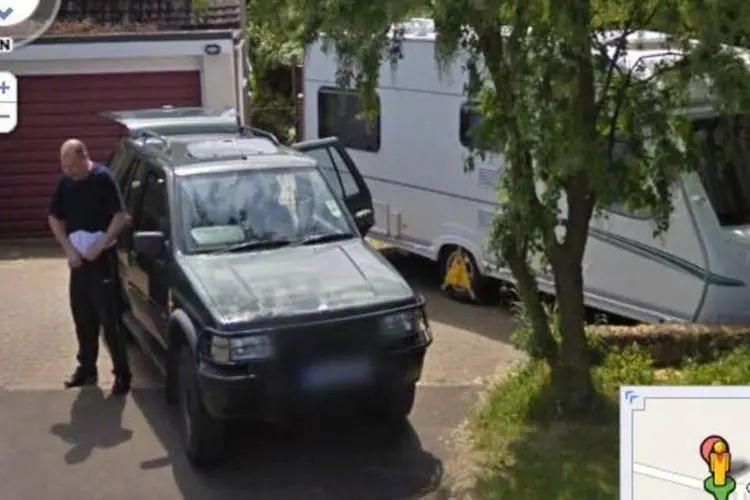 Suspeito foi fotografado ao lado do trailer roubado (Reprodução/Google Street View)