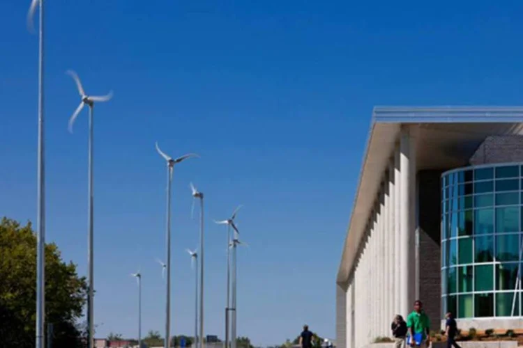 As grandes turbinas eólicas produzem apenas 1% da energia necessária para abastecer toda a estrutura (Divulgação)