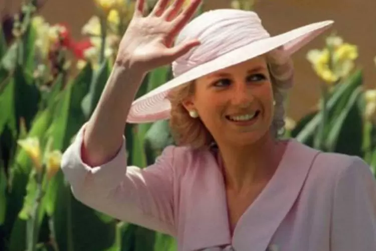 
	Diana acena para a multid&atilde;o: Segundo autora de livro sobre Elizabeth II, Diana, &quot;que nunca foi criticada por seu papel de m&atilde;e&quot;, estaria &quot;muito orgulhosa de seus filhos&quot;
 (Patrick Riviere/AFP)