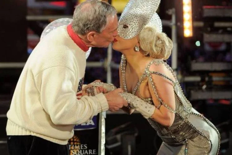 Lady Gaga beijando o prefeito Bloomberg na virada (Jemal Countess/Getty Images)