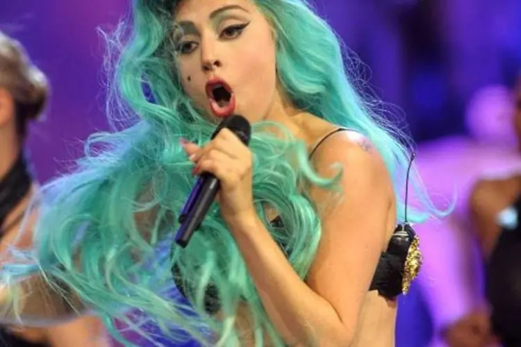 Lady Gaga terá cabelo azul e macacão vermelho na campanha (Jag Gundu/Getty Images)