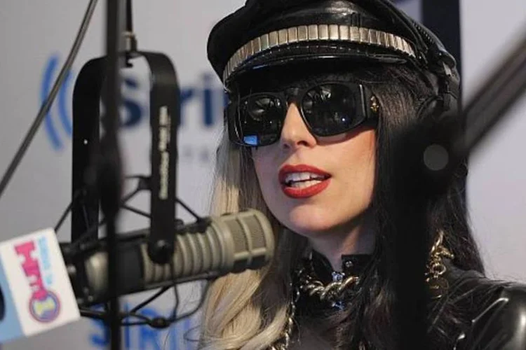 Gaga: "Prefiro os bares pequenos e desajeitados onde servem cerveja e uísque. Na esquina há uma jukebox e cheira sempre um pouco a xixi" (Michael Loccisano/Getty Images)