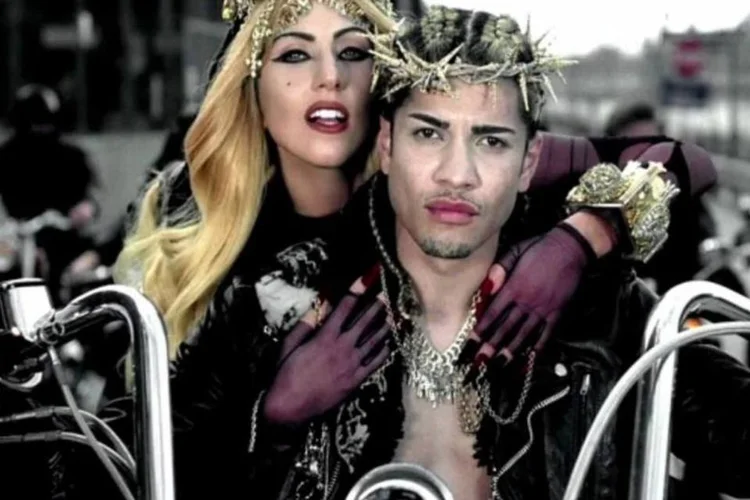 Lady Gaga sobre Harley Davidson (Reprodução)