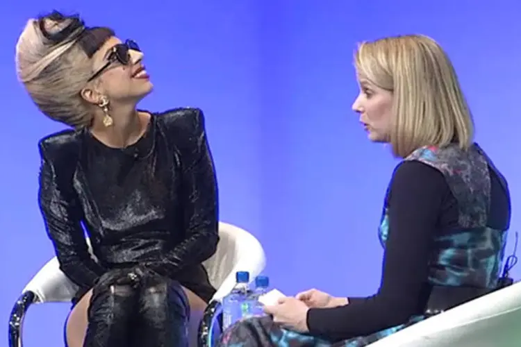 Google goes Gaga:  Marissa Mayer, vice-presidente do Google, entrevistou a cantora Lady Gaga  (Reprodução)