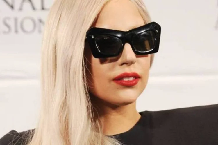Gaga atraiu os holofotes com seu ousado vestido preto e óculos escuros (Dimitrios Kambouris/Getty Images)