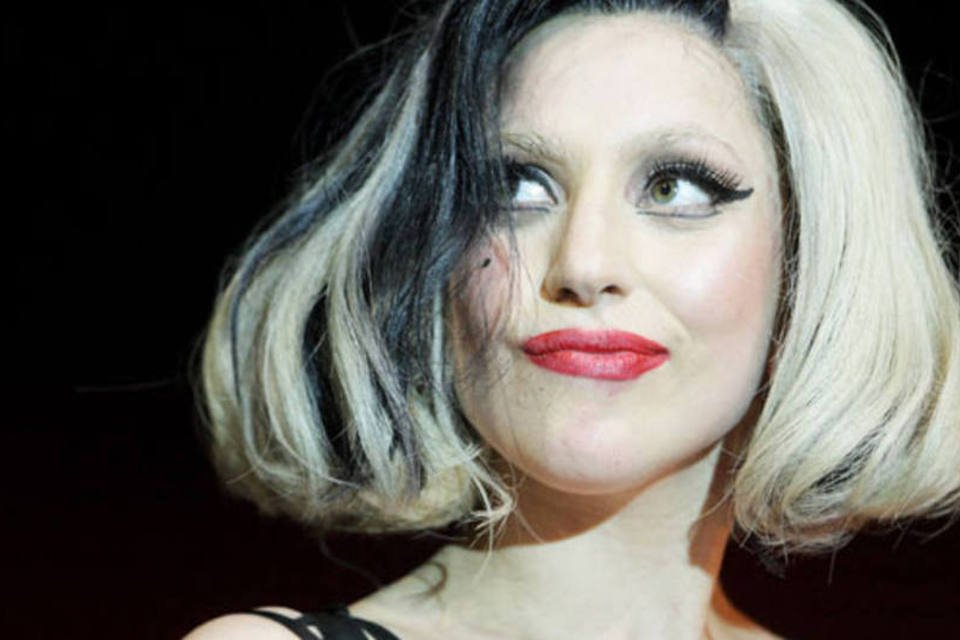 Lady Gaga ataca críticos de moda em entrevista