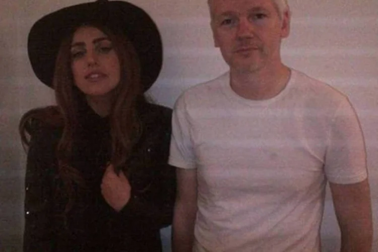 Lady Gaga e Julian Assange: a cantora postou uma foto ao lado de Assange em sua própria rede social, a Little Monster (Reprodução/Little Monster)