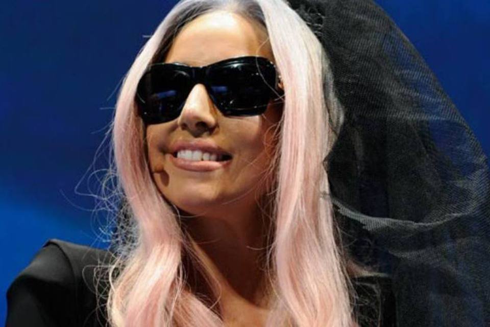 Lady Gaga apresenta óculos de sol que permitem tirar fotografias