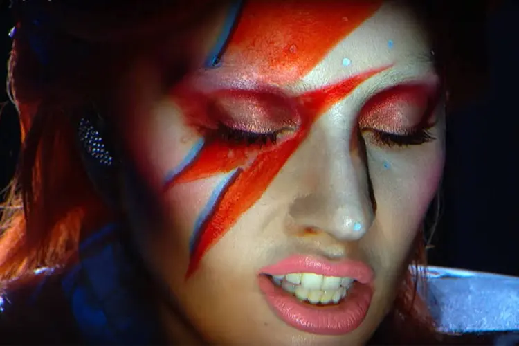 
	Apresenta&ccedil;&atilde;o: Lady Gaga fez uma homenagem ao cantor David Bowie no Grammy 2016
 (Reprodução/YouTube)