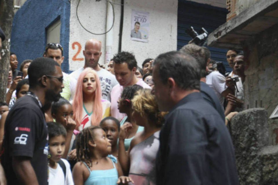 No Rio, Lady Gaga visita favela e joga futebol