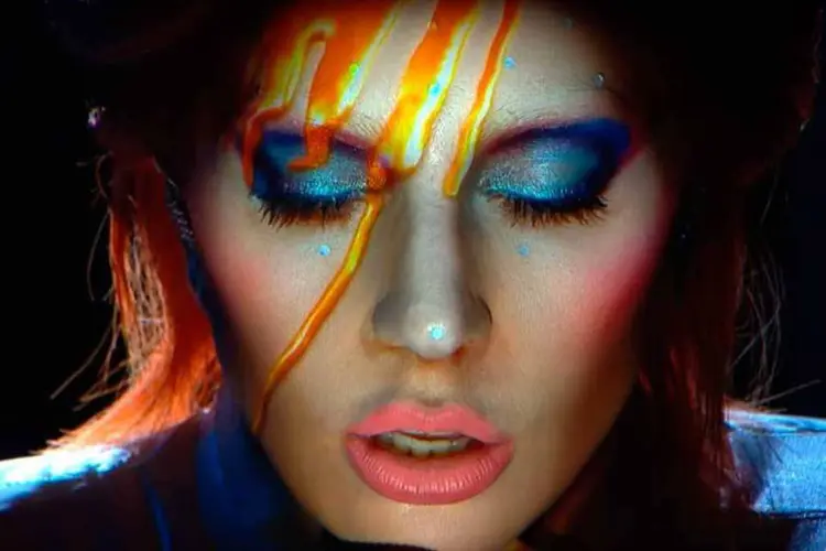 
	Lady Gaga em homenagem a David Bowie: ela percorreu a carreira de meio s&eacute;culo de Bowie com um medley que incluiu 10 de seus sucessos
 (Reprodução/Youtube)