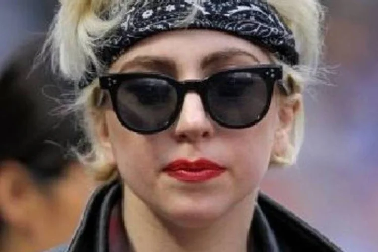 A pop star Lady Gaga superou Barack Obama na corrida para ser a primeira pessoa viva com 10 milhões de fãs no Facebook