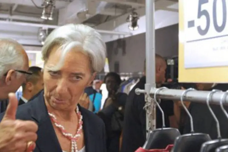 Christine Lagarde, ministra francesa das Finanças, aproveita as liquidações na capital, Paris (.)