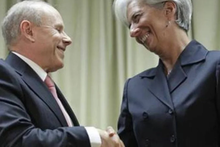 O ministro da Fazenda, Guido Mantega, aperta mão da ministra francesa de Finanças, Christine Lagarde, em Brasília (Ueslei Marcelino/Reuters)