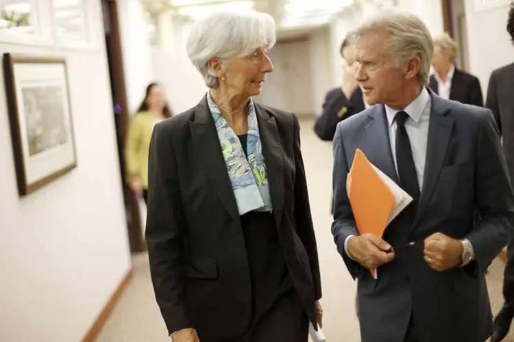 Diretora-presidente do FMI Christine Lagarde conversa com o diretor de Comunicações Gerry Rice (REUTERS/Jonathan Ernst)