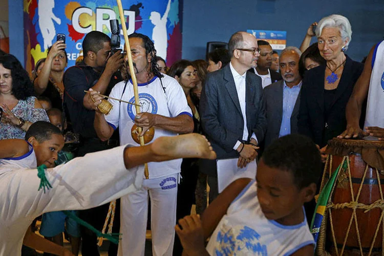 A diretora do FMI Christine Lagarde assiste luta de capoeira durante sua visita ao morro do Alemão, no Rio de Janeiro  (REUTERS/Ricardo Moraes)