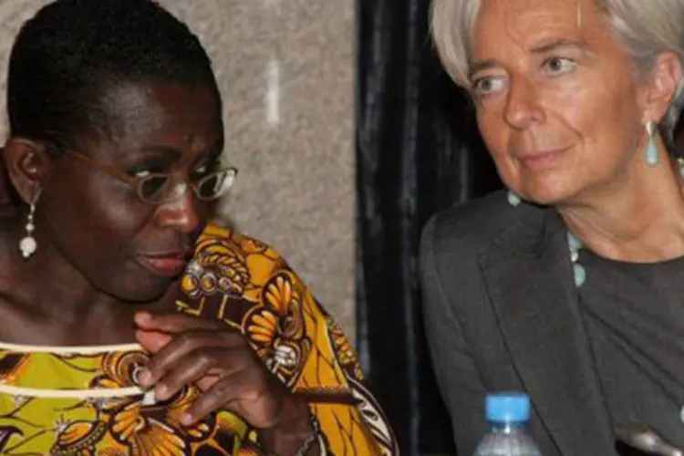 Lagarde ao lado da diretora do FMI para a África, a liberiana Antoinette Saye: esta é a primeira visita de Lagarde ao continente africano desde que assumiu o cargo no FMI
 (Emmanuel Wole/AFP)