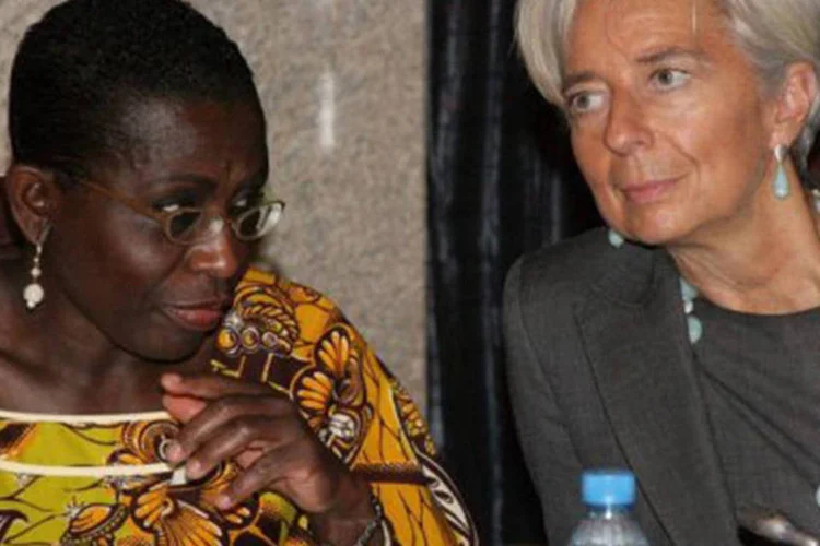 Lagarde ao lado da diretora do FMI para a África, a liberiana Antoinette Saye: esta é a primeira visita de Lagarde ao continente africano desde que assumiu o cargo no FMI
 (Emmanuel Wole/AFP)