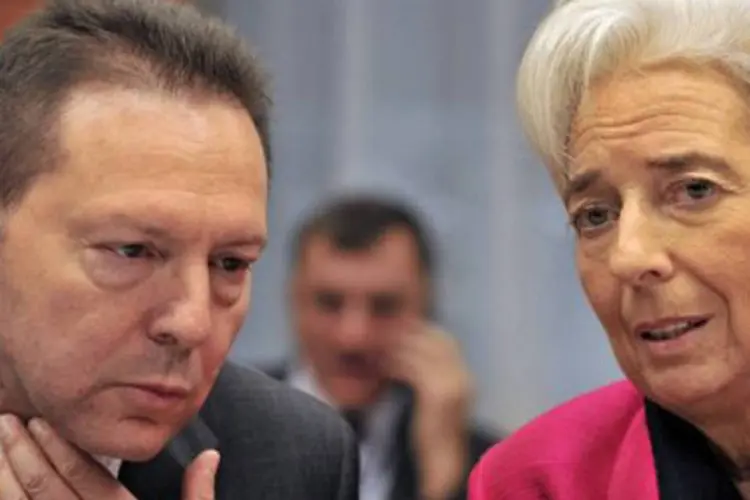 O ministro de Finanças grego Yannis Stournaras fala com Christine Lagarde: o ministro pediu para que seus sócios europeus respeitassem os limites do país (©AFP / Georges Gobet)