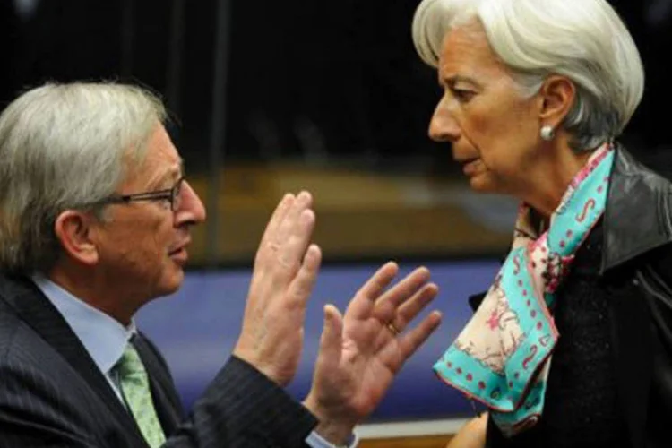 Jean-Claude Juncker, conversa com Christine Lagarde: o plano é crucial para salvar o setor financeiro espanhol, afogado após o estouro da bolha imobiliária em 2008 (©AFP / John Thys)