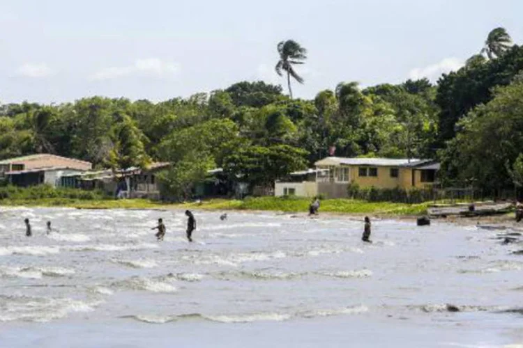Habitantes nadam no lago Cocibolca, a maior reserva de água doce da América Central, situada na Nicarágua (Inti Ocon/AFP)