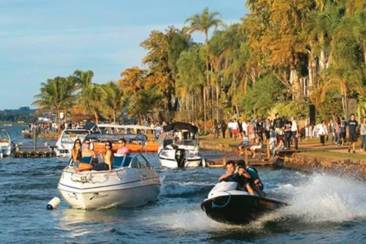 Fim de semana no Lago Paranoá: desfile de jet skis e barcos que custam entre 40 000 e 1 milhão de reais  (Cristiano Mariz/Getty Images)