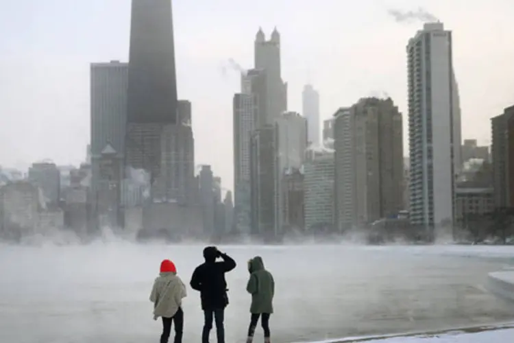 
	Pessoas &agrave;s margens do lago Michigan, em Chicago, coberto de gelo pelo frio recorde
 (Getty Images)
