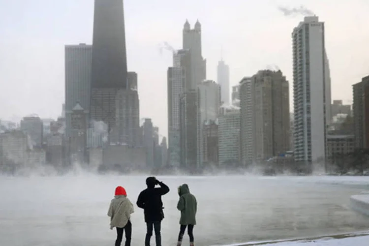
	&quot;Frozen&quot;: pessoas &agrave;s margens do lago Michigan, em Chicago, coberto de gelo pelo frio recorde
 (Getty Images)