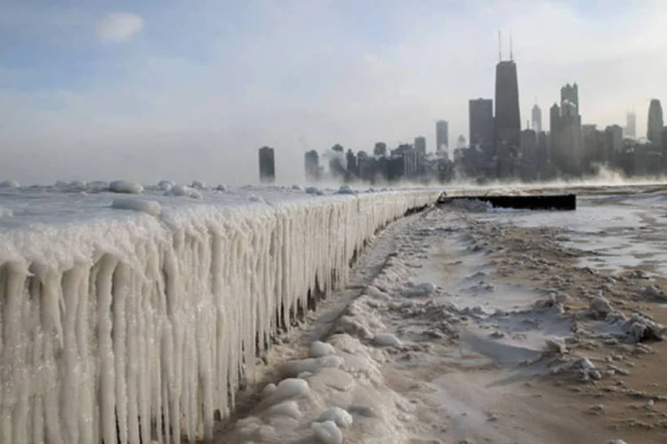 Gelo se acumula ao longo do Lago Michigan, em North Avenue Beach, Chicago, Illinois (Getty Images)