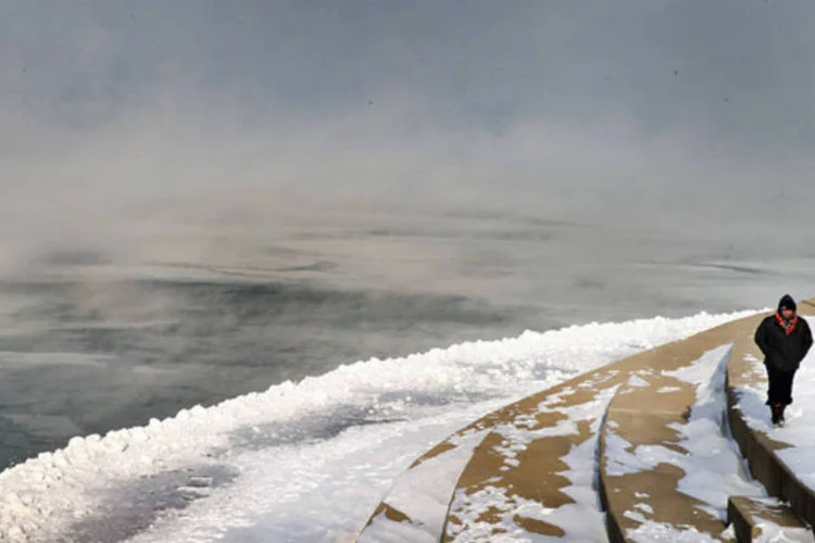 
	Pessoa caminha &agrave;s margens do lago Michigan coberto de neve: Estados Unidos enfrentam uma onda de frio
 (Getty Images)