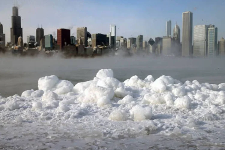 
	Gelo se acumula nas margens do lago Michigan, com Chicago ao fundo
 (Getty Images)