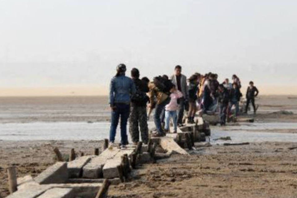 Lago seca e revela ponte da dinastia Ming na China