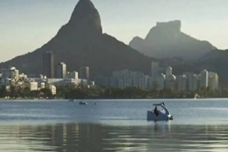 
	Lagoa Rodrigo de Freitas, no Rio de Janeiro: h&aacute; 13 dias, moradores, frequentadores e atletas de remo que treinam para as Olimp&iacute;adas reclamam do mau cheiro no entorno
 (Reprodução)