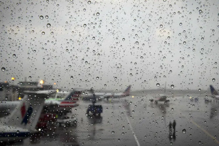 Vista do aeroporto LaGuardia, Nova York, um dia antes do dia de Ação de Graças (Carlo Allegri/Reuters)