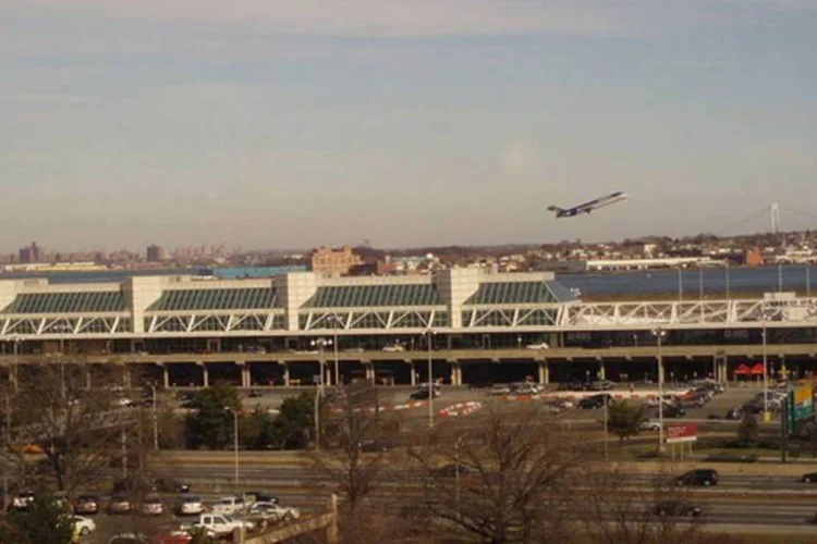 Aeroporto de Laguardia: homem disse que iria voltar com uma bomba e apareceu com uma bolsa. (./Wikimedia Commons)