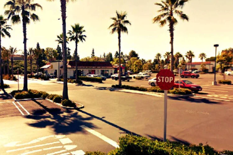 
	McDonald&#39;s em Laguna Niguel, California: pedidos registrados com tablet e funcion&aacute;rios engalanados
 (Reprodução/Street View)