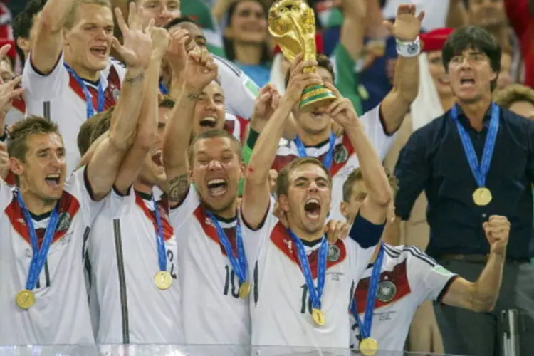 O capitão Philipp Lahm levanta a taça e Alemanha comemora 4º título mundial (VI-Images via Getty Images)