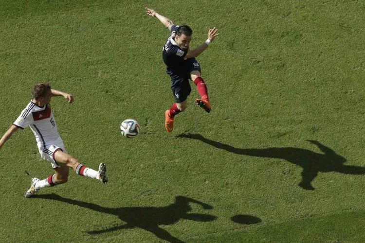Philipp Lahm corta um chute de Valbuena durante partida das quartas de final da Copa (Mat Dunham/Reuters)