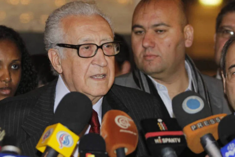 Enviado especial, Lakhdar Brahimi, fala com a imprensa depois de se reunir com o presidente da Síria, Bashar al-Assad (Khaled al-Hariri/Reuters)