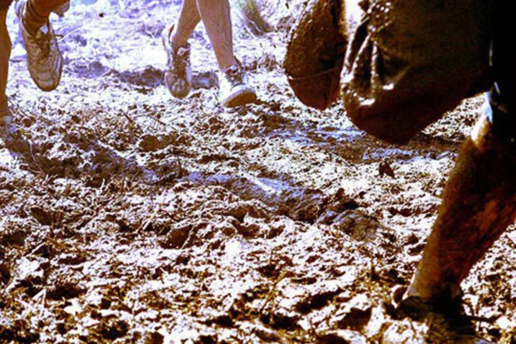 
	Competidores correndo na lama em uma pravo do Hero Cross: corrida aconteceria nos dias 27 e 28 de abril foi definitivamente cancelada no &uacute;ltimo dia 18
 (Reprodução)