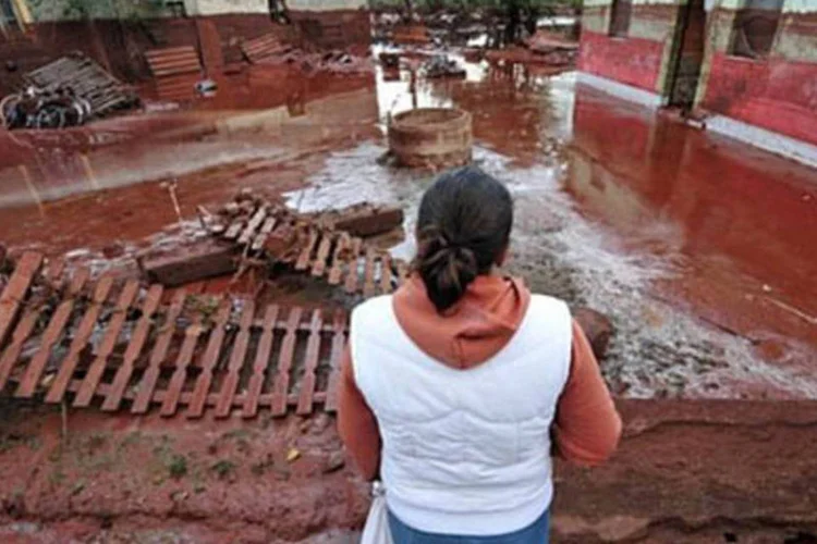 Lama tóxica na Húngria: a previsão é que o país demore mais de um ano e gaste dezenas de milhões de dólares para reveter os danos e limpar as zonas afetadas. (.)