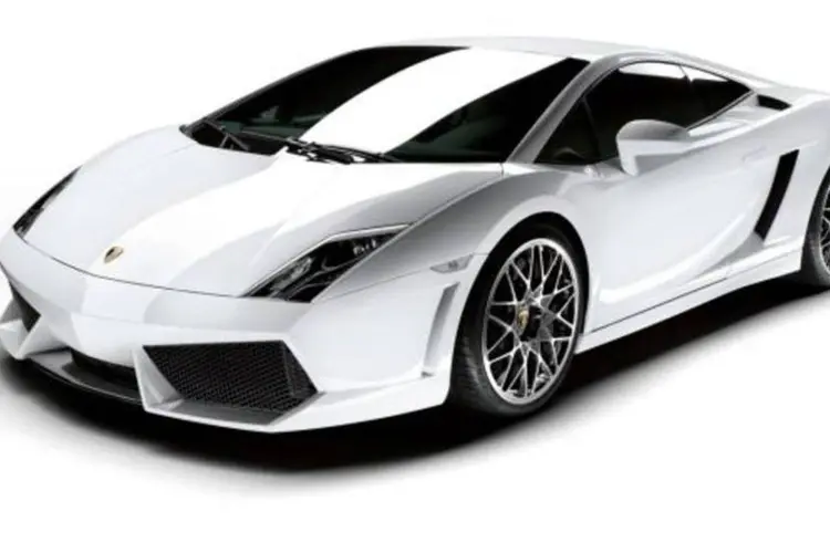 Segundo a Lamborghini, a aceleração de 0 a 100 km/h é feita em 3,7 segundos e a velocidade máxima é de 325 km/h (Divulgação)