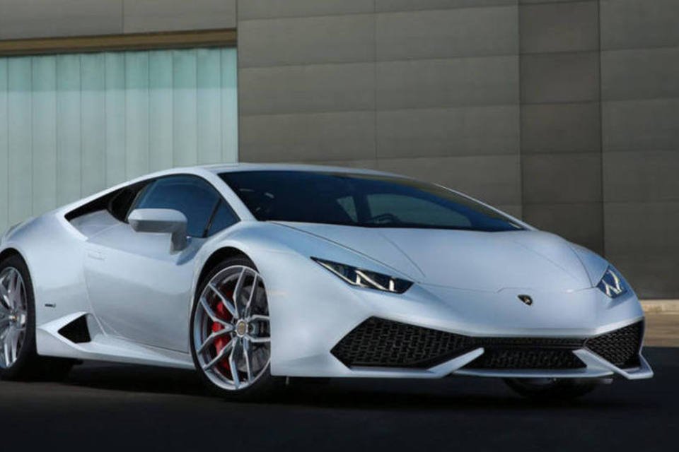 Imobiliária dá Lamborghini para clientes em Dubai
