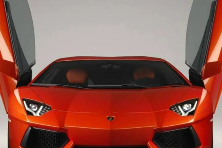 Com chassis em monobloco de fibra de carbono e suspensão derivada da F-1, o modelo acelera de 0 a 100 km/h em 2,9 segundos (Divulgação)