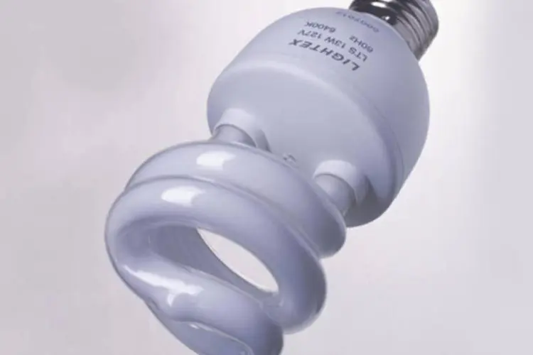 Em relação a outro vilão do consumo, as lâmpadas incandescentes, a substituição por lâmpadas fluorescentes pode gerar economia em torno de 60% para o consumidor (CLAUDIA)