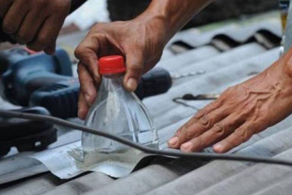 A instalação de uma garrafa Pet no teto de zinco de uma casa, na favela de Manila, nas Filipinas (Jay Directo/AFP)