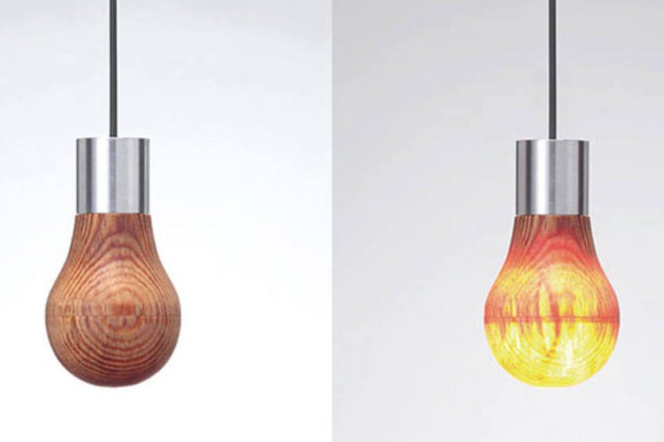 Designer inventa lâmpada de madeira que enfeita e ilumina