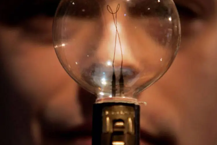 Homem ideia lâmpada (Getty Images)