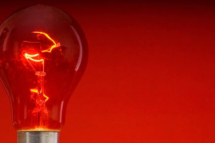 
	L&acirc;mpada: os pre&ccedil;os no mercado &agrave; vista explodiram e a oferta de energia secou
 (Jupiterimages/Thinkstock)